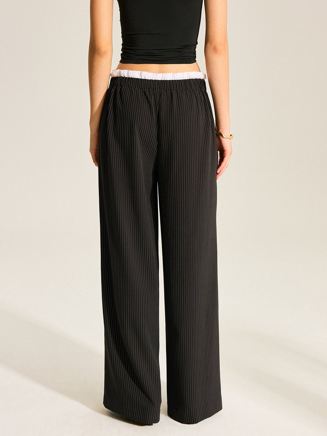 Gestreifte Hose mit weitem Bein