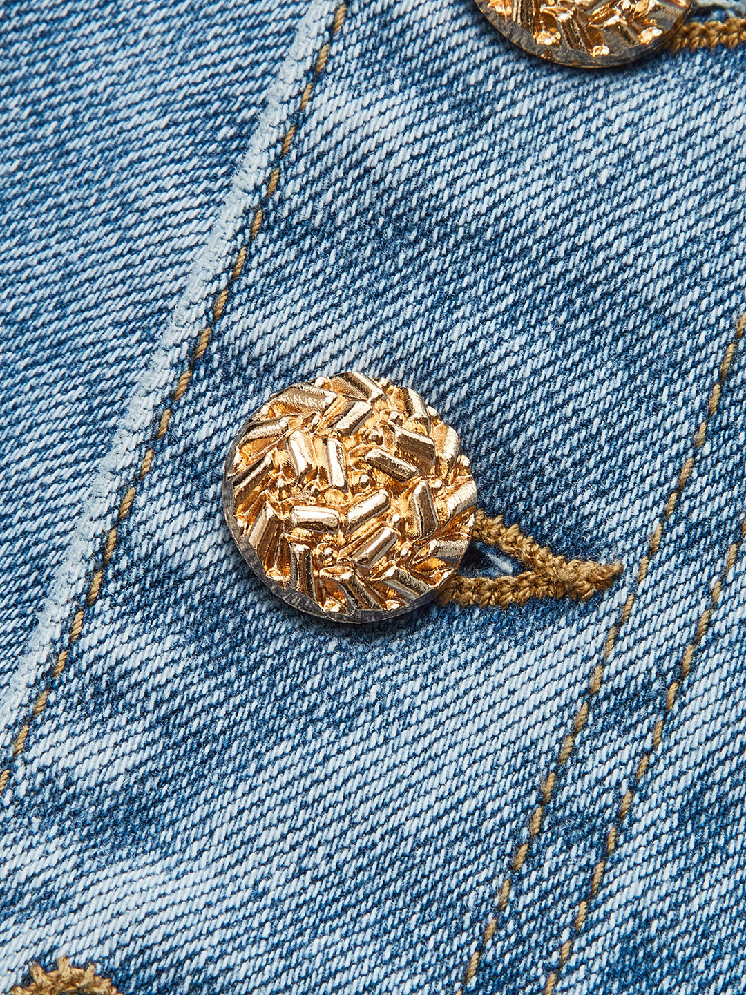 Ausgestellte Jeans mit hoher Taille und Knopfleiste