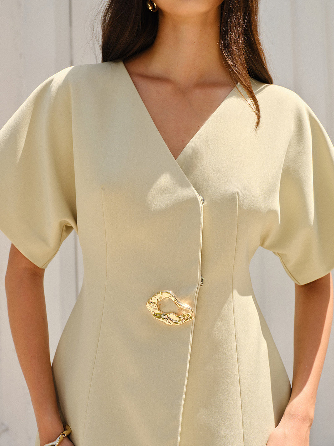 Kurzärmeliges V-Ausschnitt-Minikleid mit Knöpfen