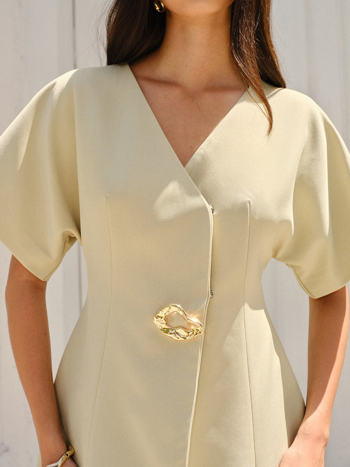 Kurzärmeliges V-Ausschnitt-Minikleid mit Knöpfen