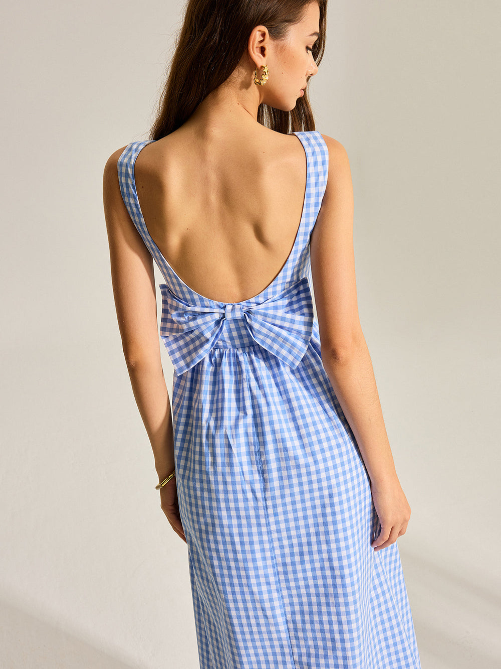 Rückenfreies Vichykleid mit Schleife