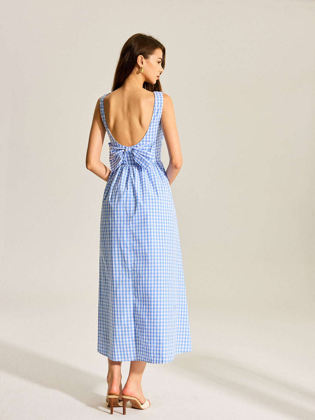 Rückenfreies Vichykleid mit Schleife