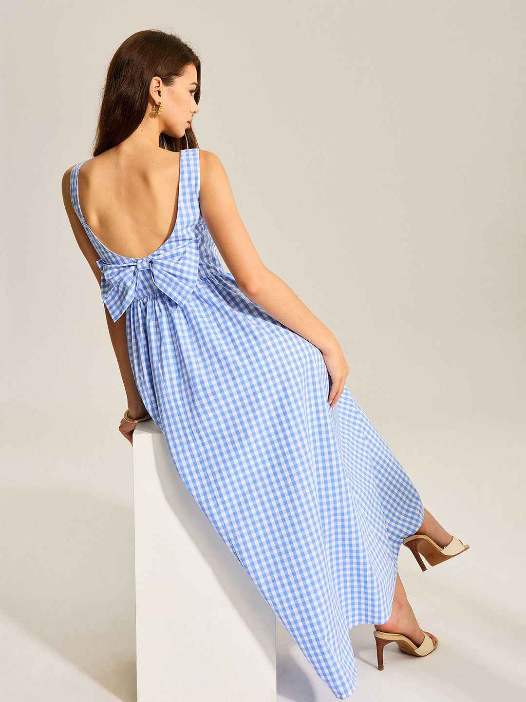 Rückenfreies Vichykleid mit Schleife