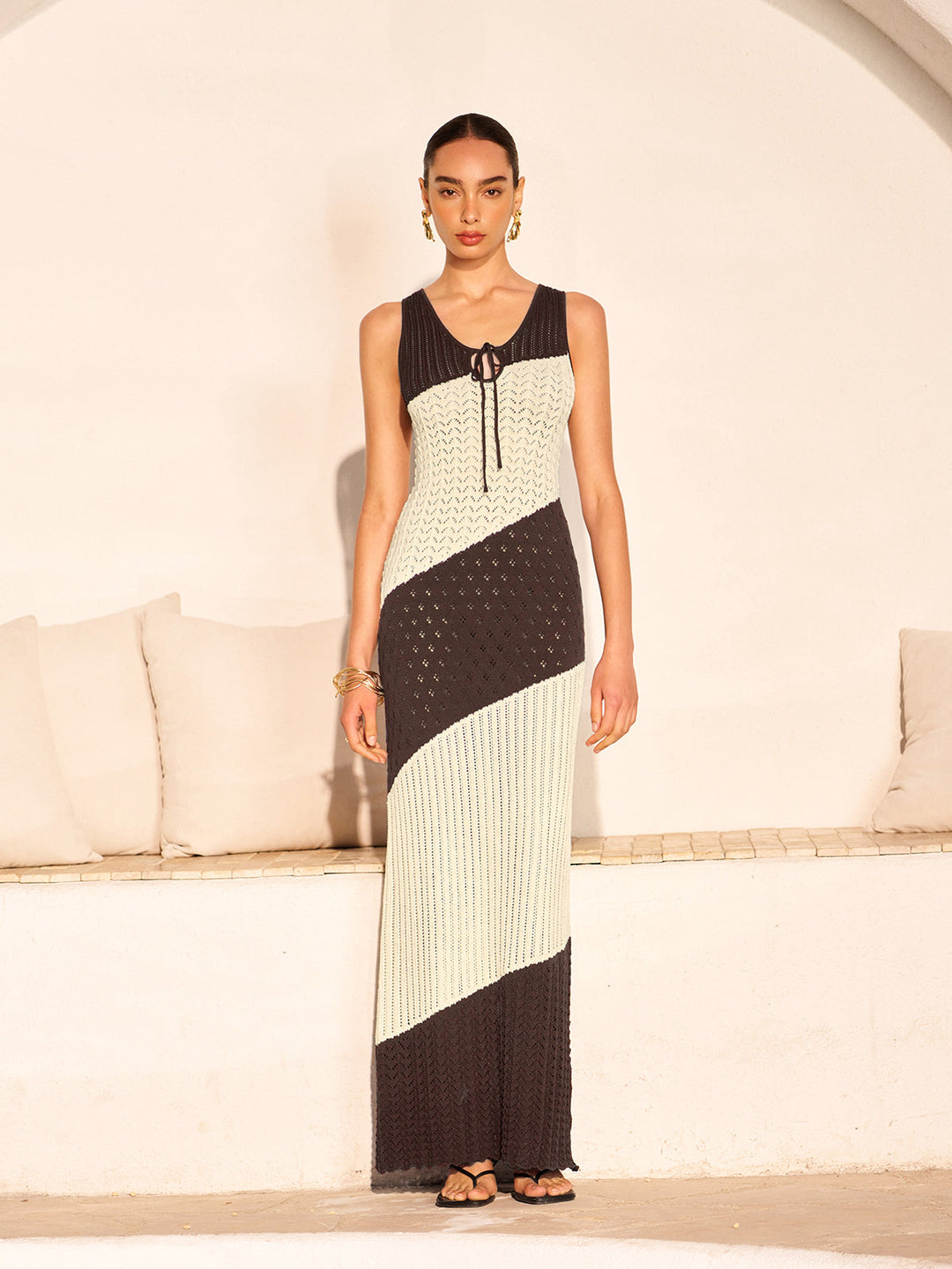 Zweifarbige Häkelkleid mit Vorderträgern