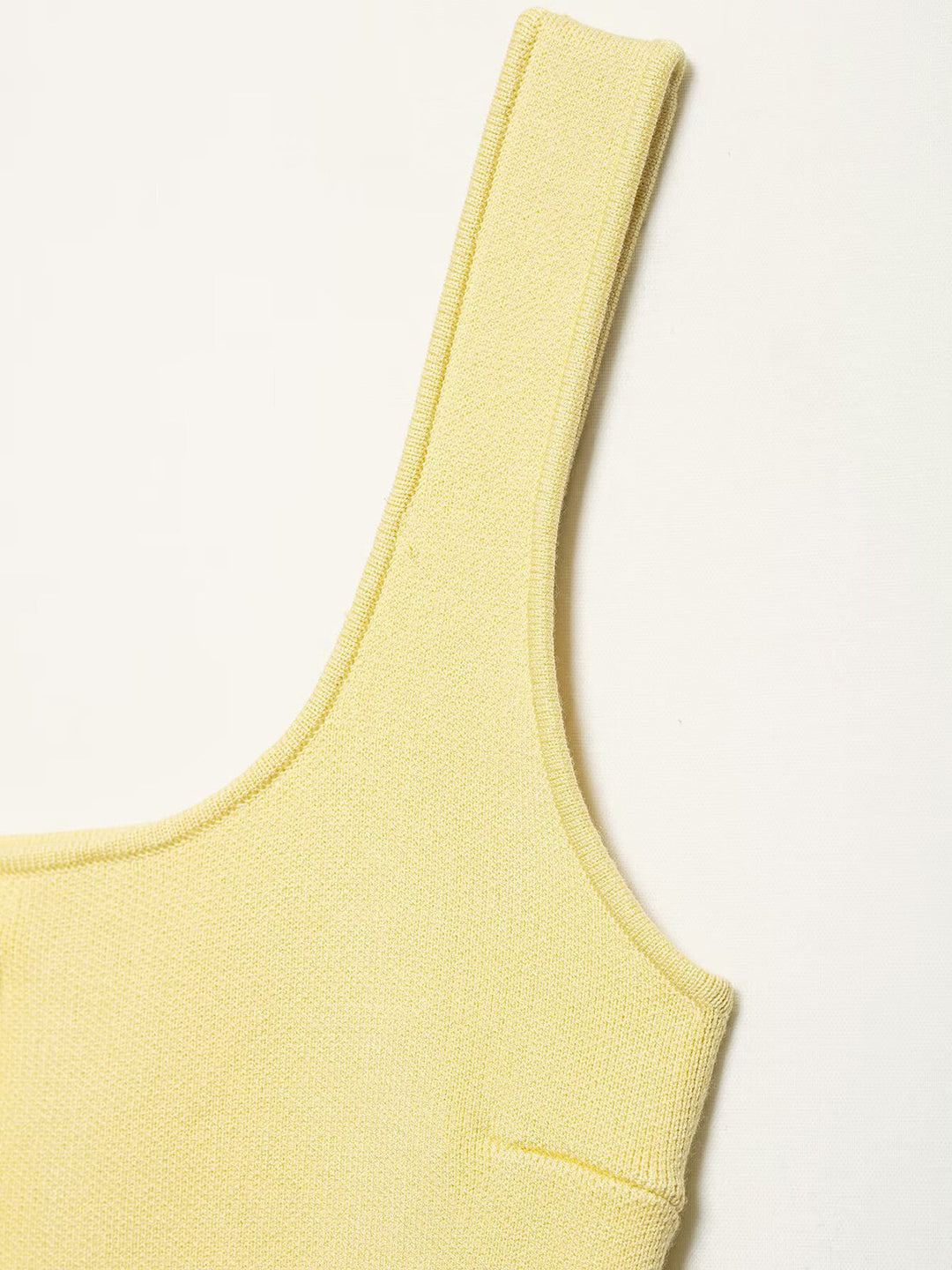 Geryippter Strickweste mit gebogenem Saum
