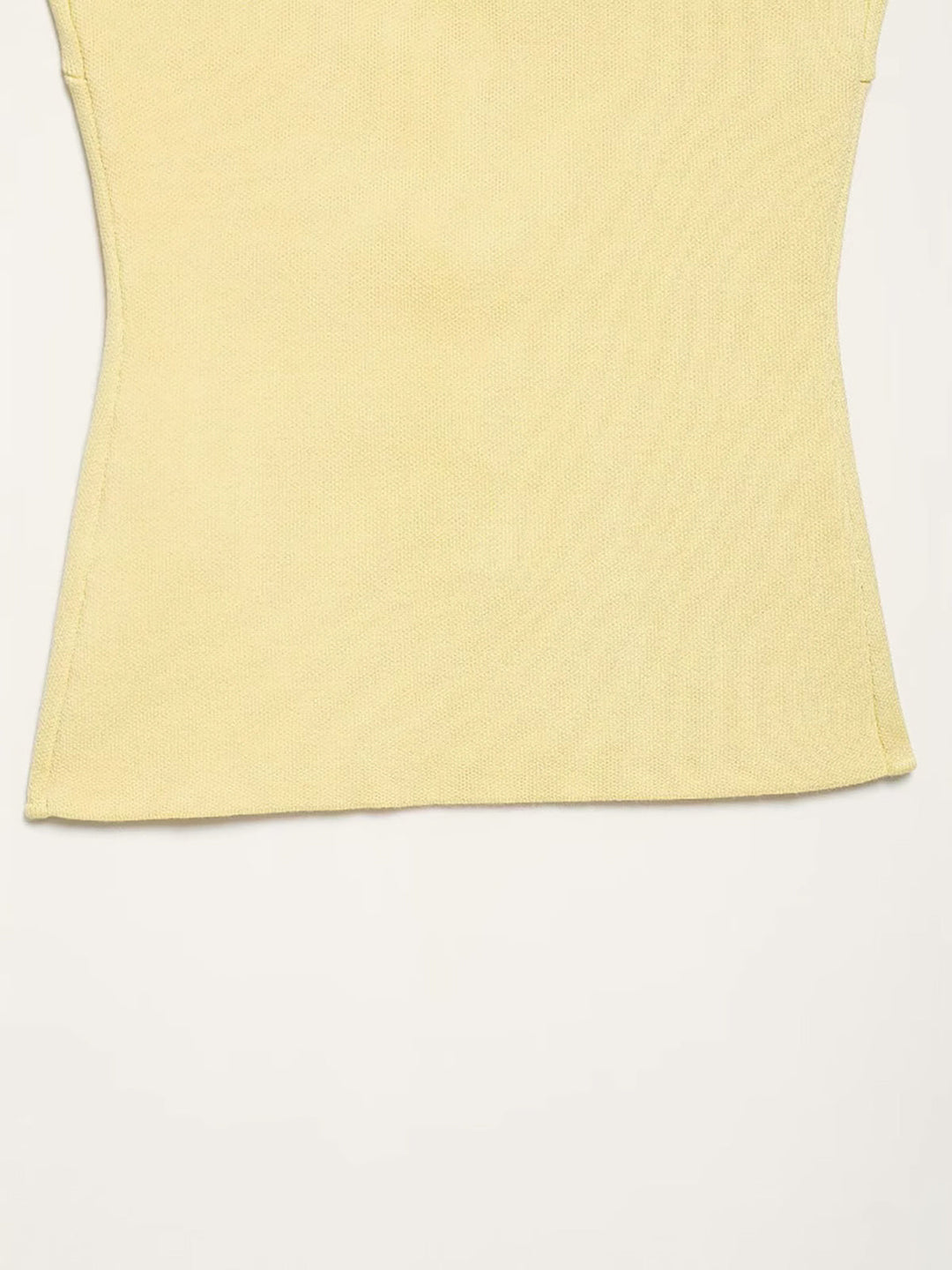 Geryippter Strickweste mit gebogenem Saum