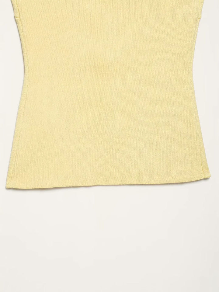 Geryippter Strickweste mit gebogenem Saum