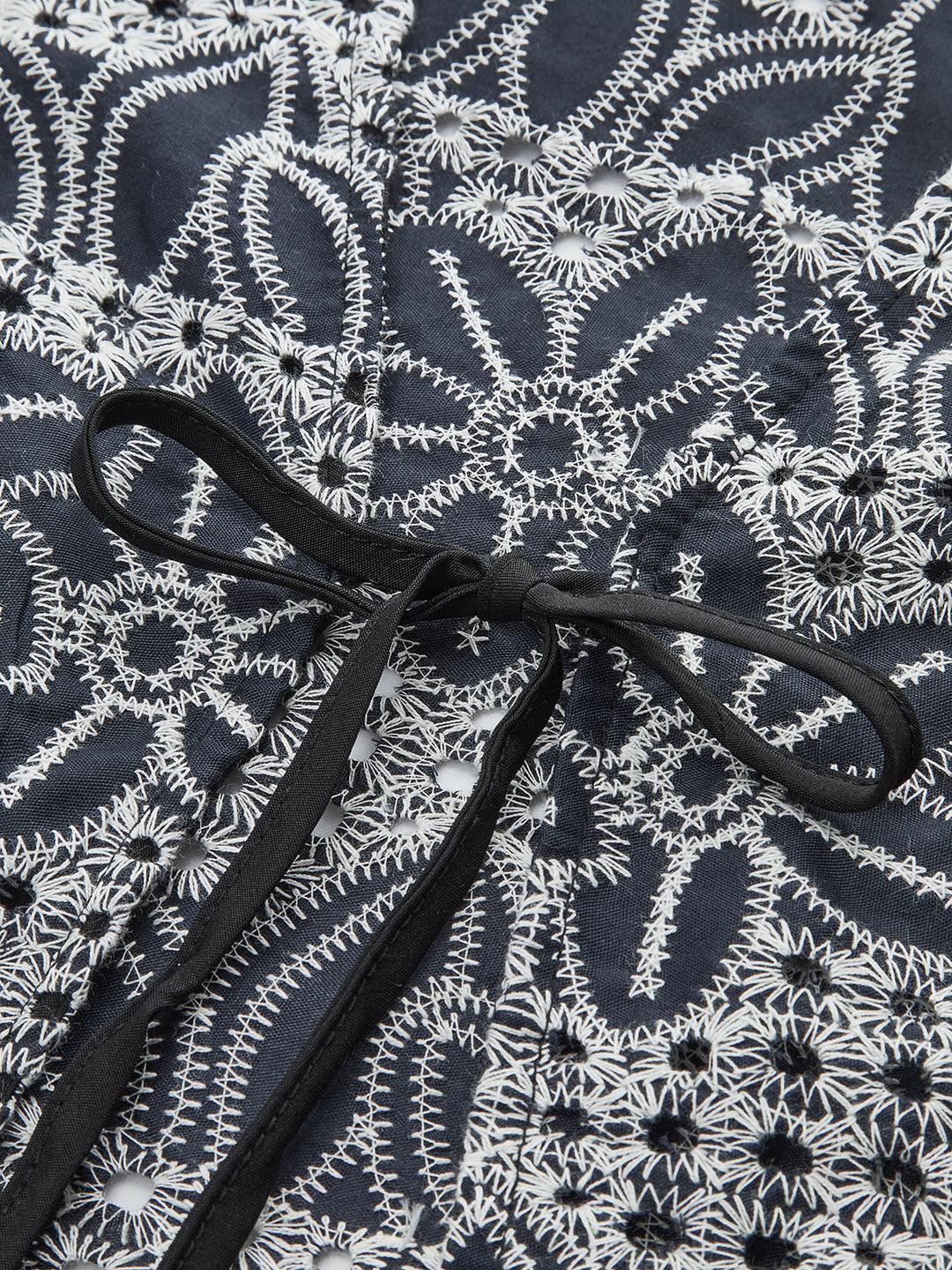 Gestickte Bluse mit Bindevorderteil