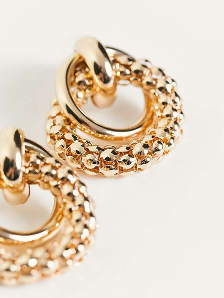Goldene Hoop-Ohrringe mit Perlen