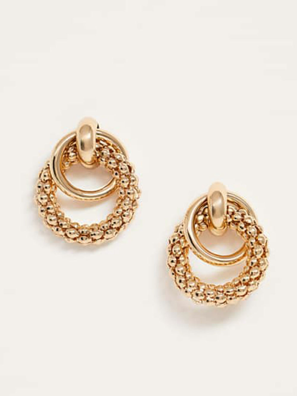 Goldene Hoop-Ohrringe mit Perlen