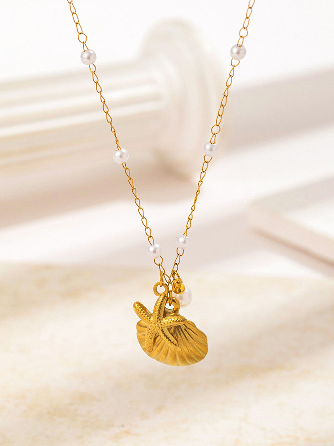 Goldene Muschel & Seestern Halskette mit Perlen
