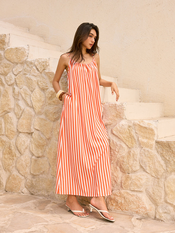 Gestreiftes rückenfreies Maxikleid