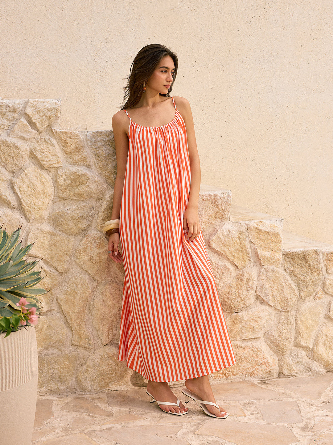 Gestreiftes rückenfreies Maxikleid