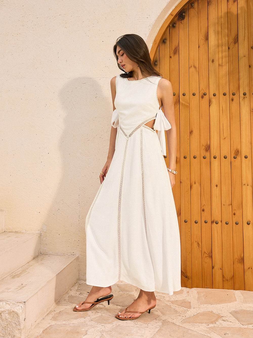 Maxikleid mit Ausschnitt und Bindebändern aus Leinen und Baumwolle