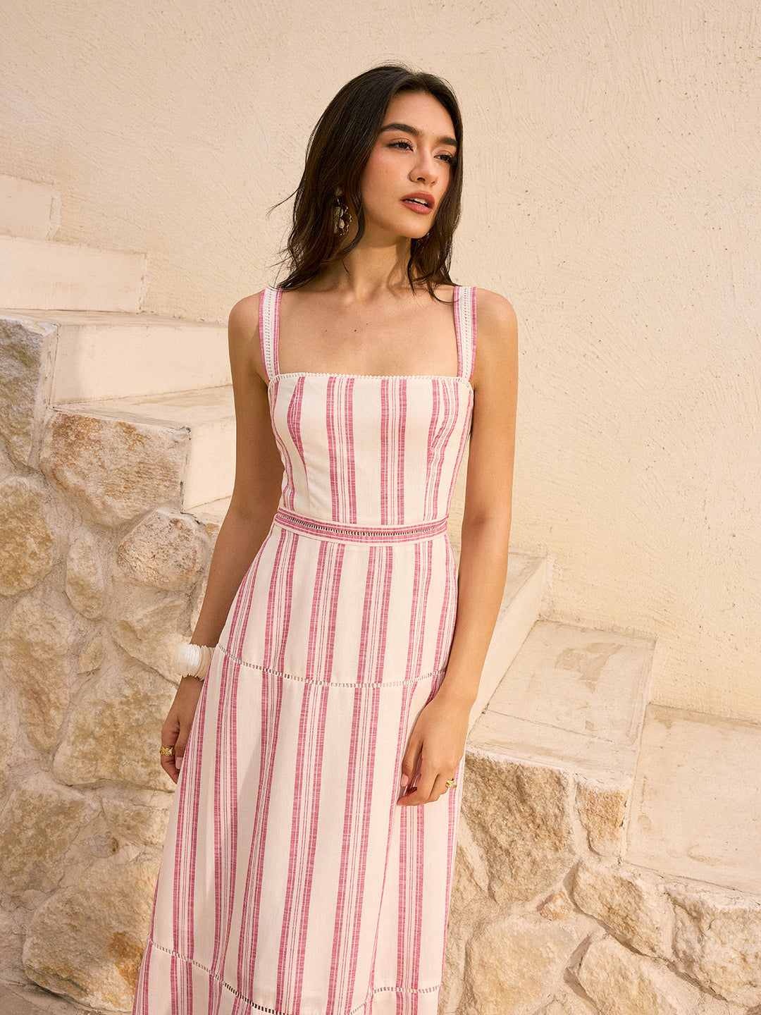 Gestreiftes Leinen-Baumwoll-Midikleid mit Stufen