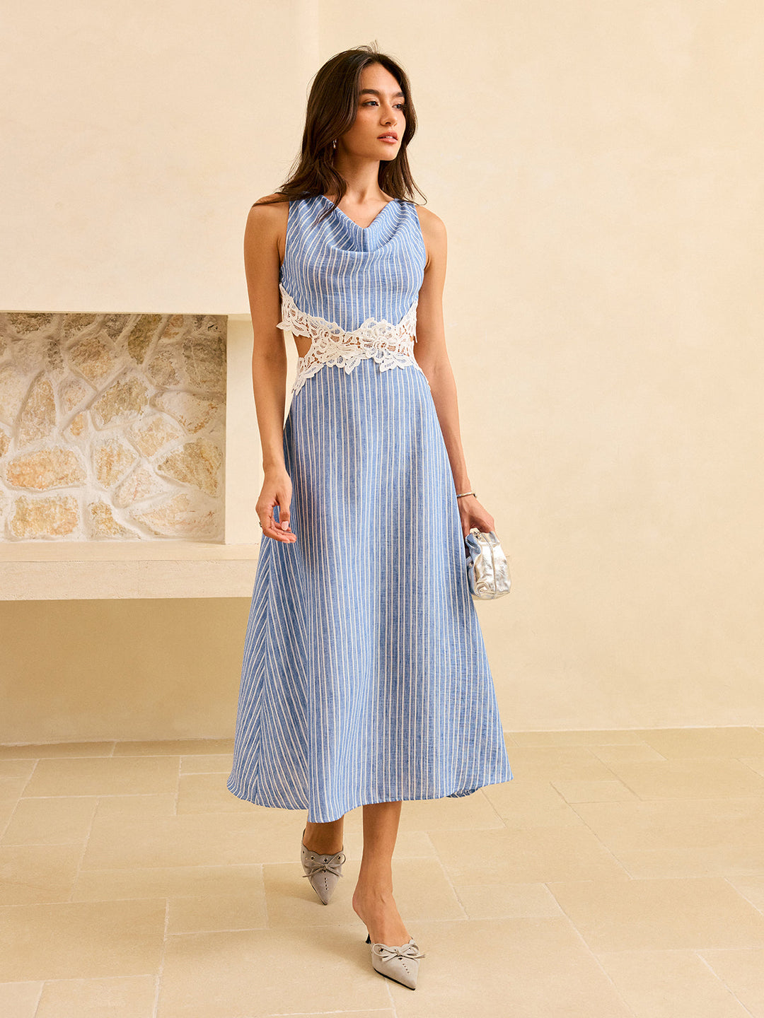 Gestreiftes Kleid mit Rückenausschnitt und Spitzendetail
