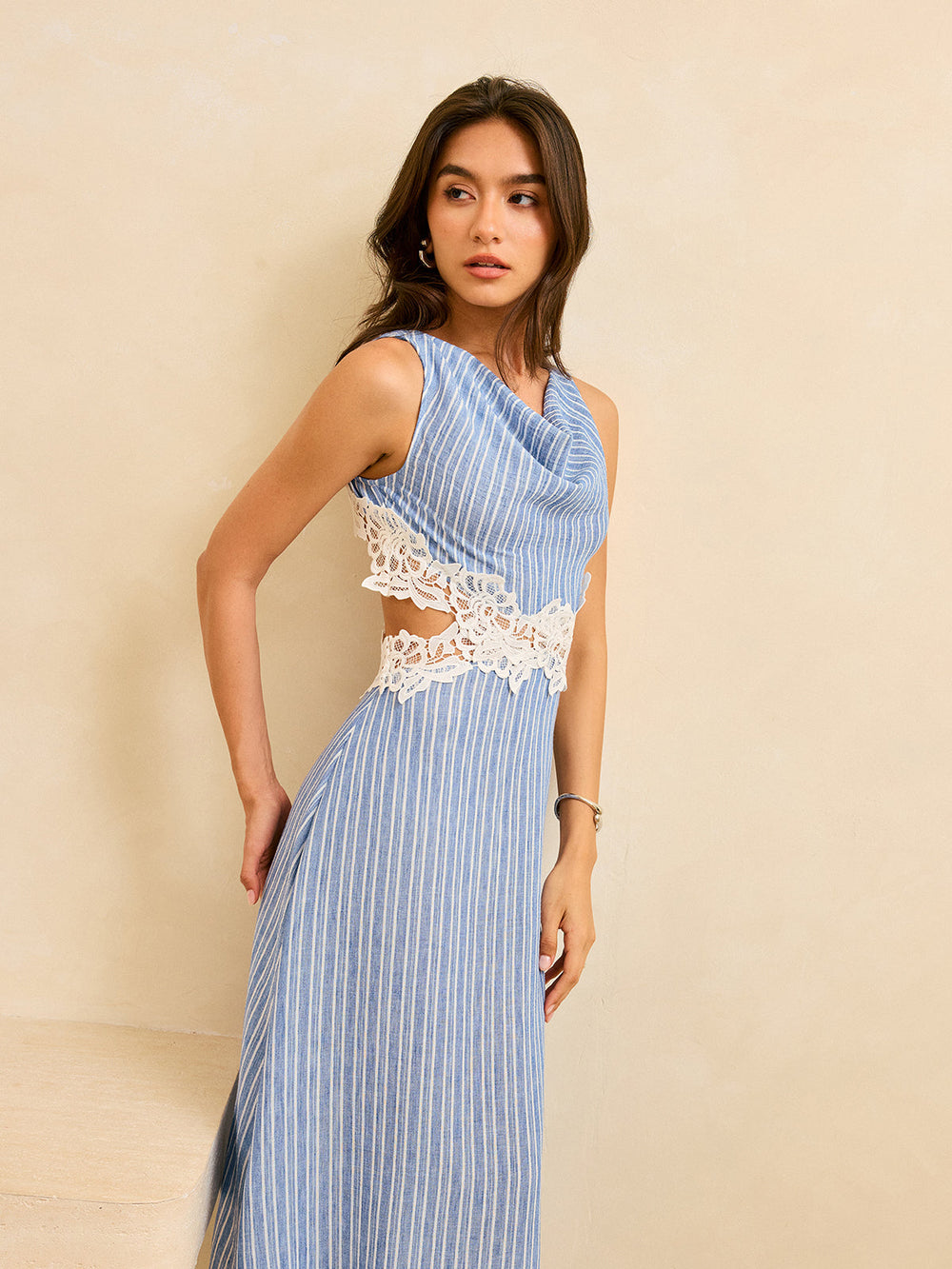 Gestreiftes Kleid mit Rückenausschnitt und Spitzendetail
