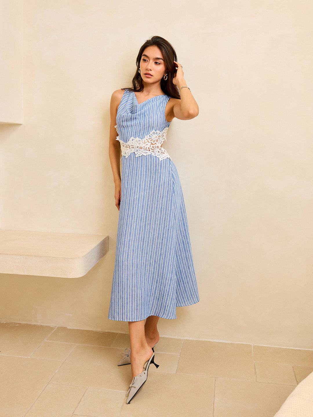 Gestreiftes Kleid mit Rückenausschnitt und Spitzendetail