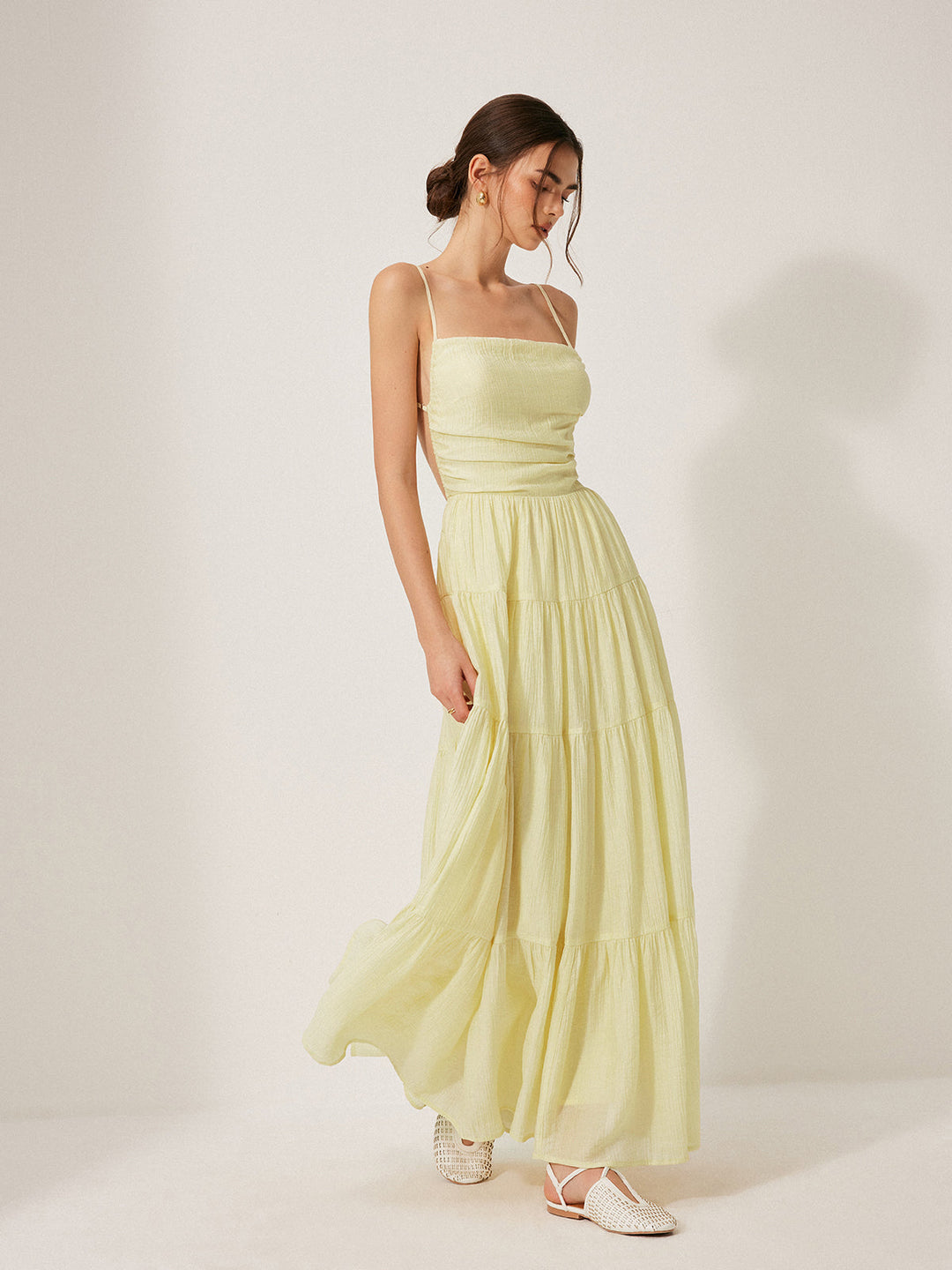 Falten-Rückenfreies Gestuftes Trägerkleid
