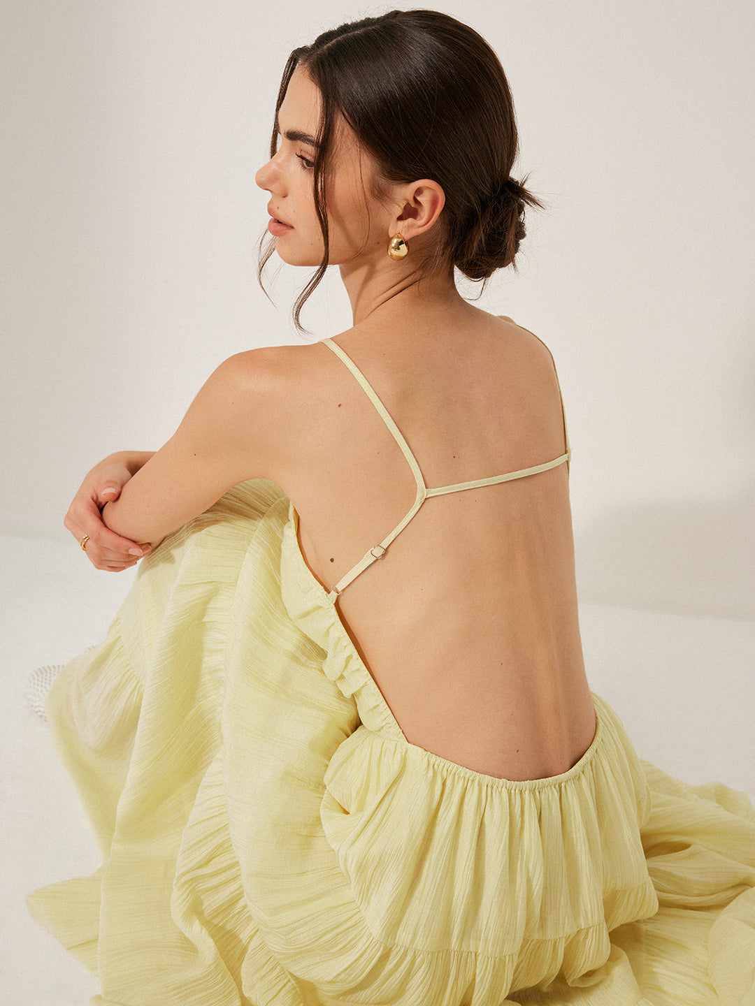 Falten-Rückenfreies Gestuftes Trägerkleid
