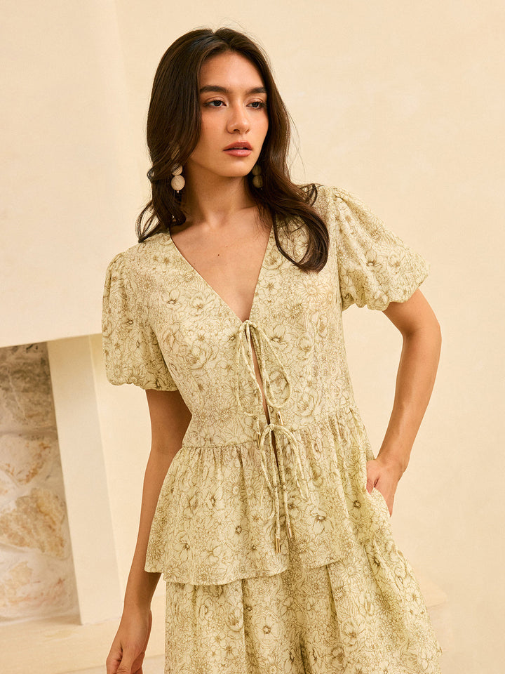 Geblümte Schößchenbluse mit Puffärmeln und Schleife vorne