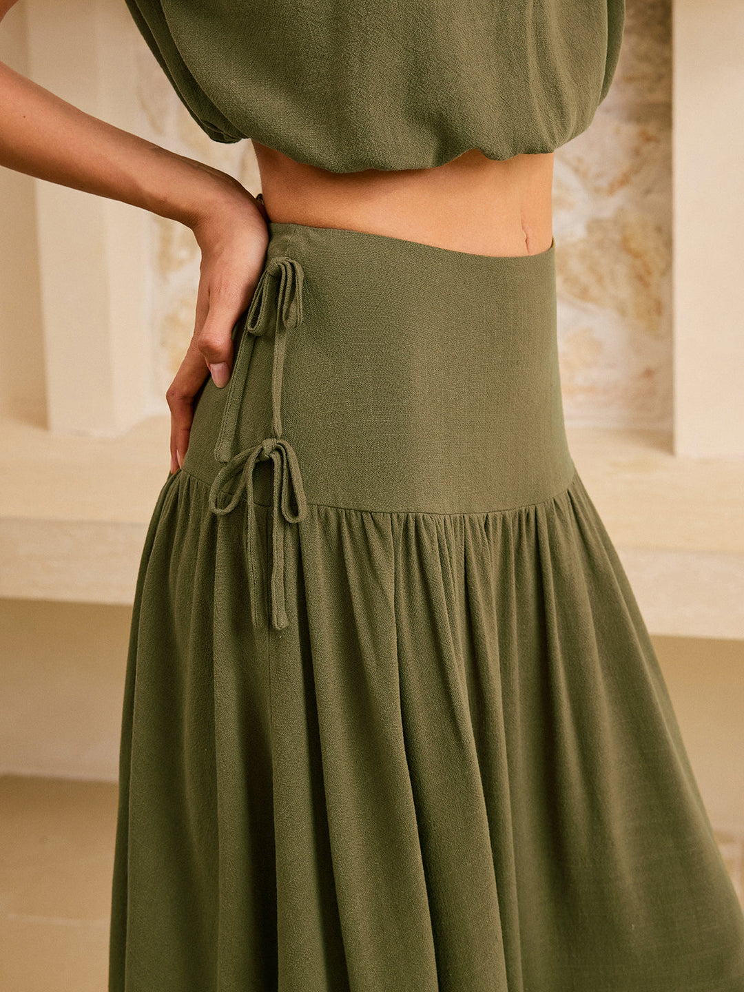 Crop-Top-Set mit Krawatten-Detail und Rüschen-Maxi-Rock