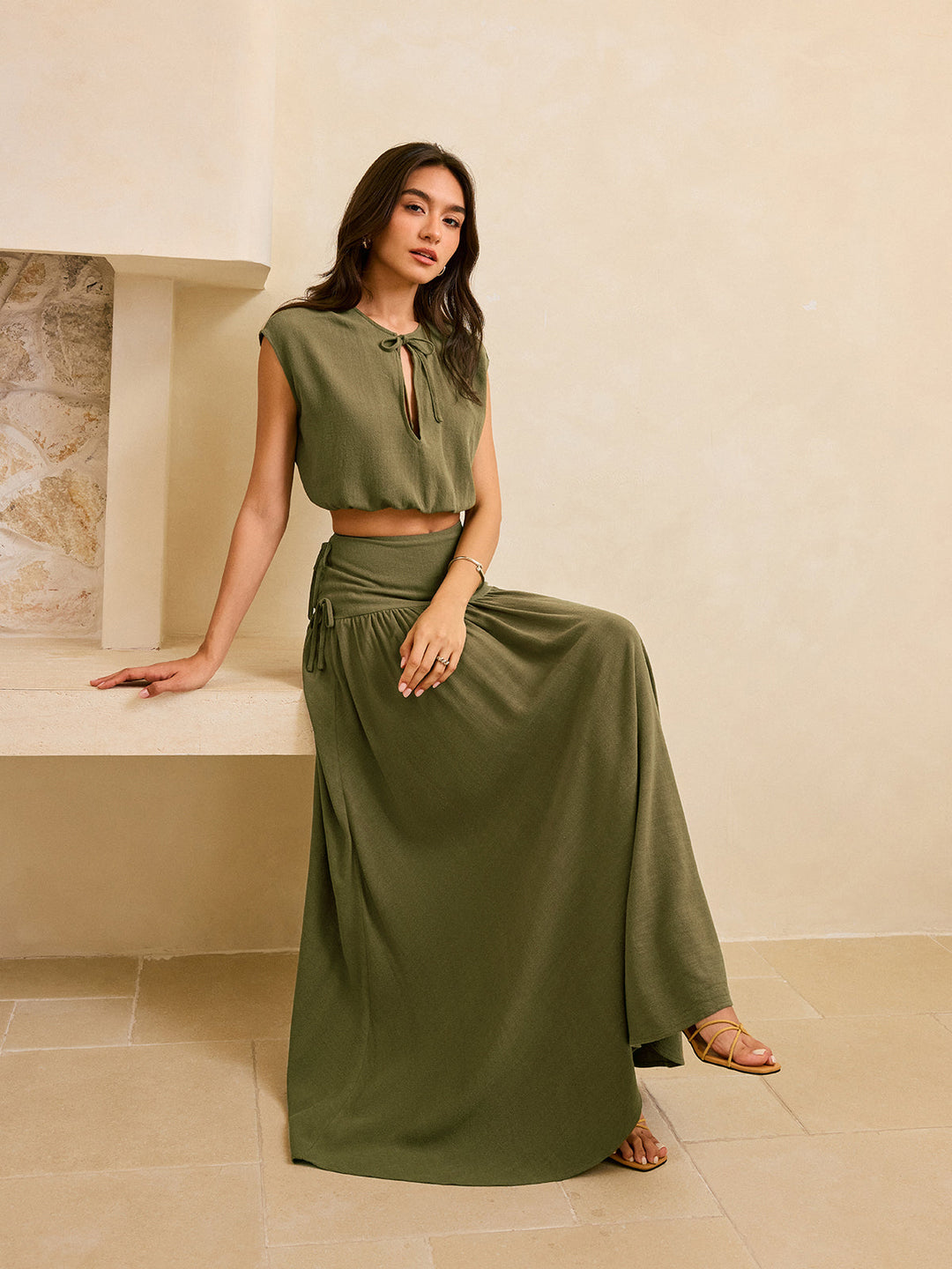 Crop-Top-Set mit Krawatten-Detail und Rüschen-Maxi-Rock