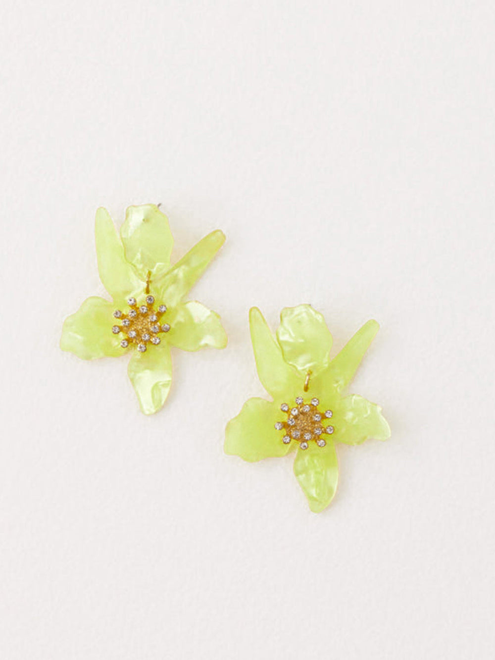 Ohrringe in Blumenform mit Strasssteinen