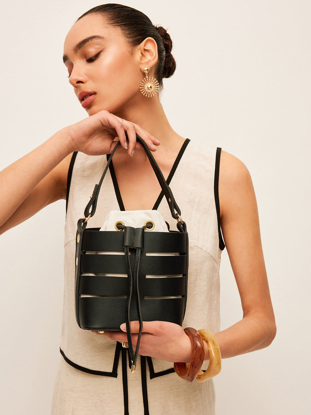 Bucket Bag mit Kordelzug und Riemendetails