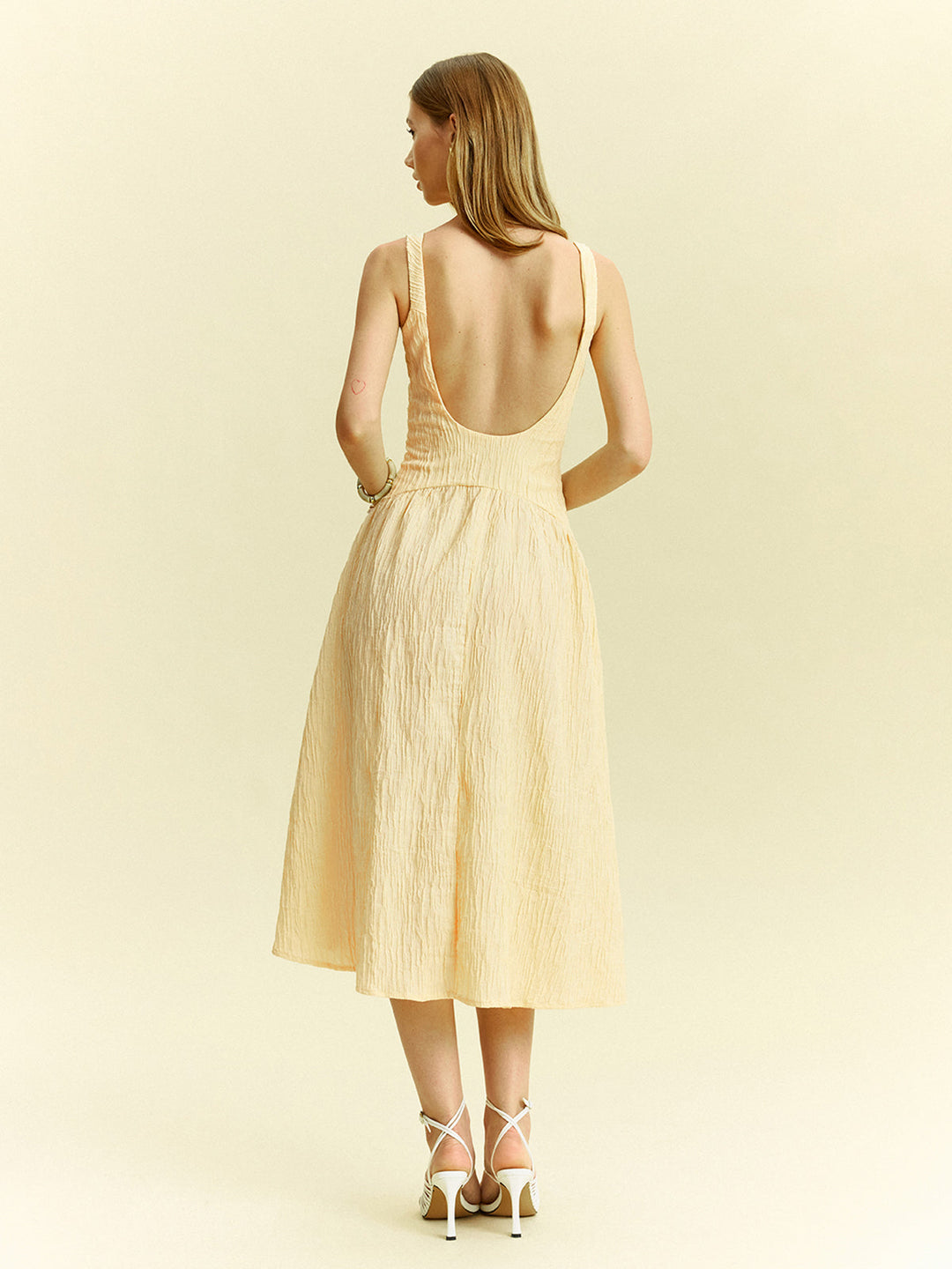 Texturiertes ärmelloses Midikleid