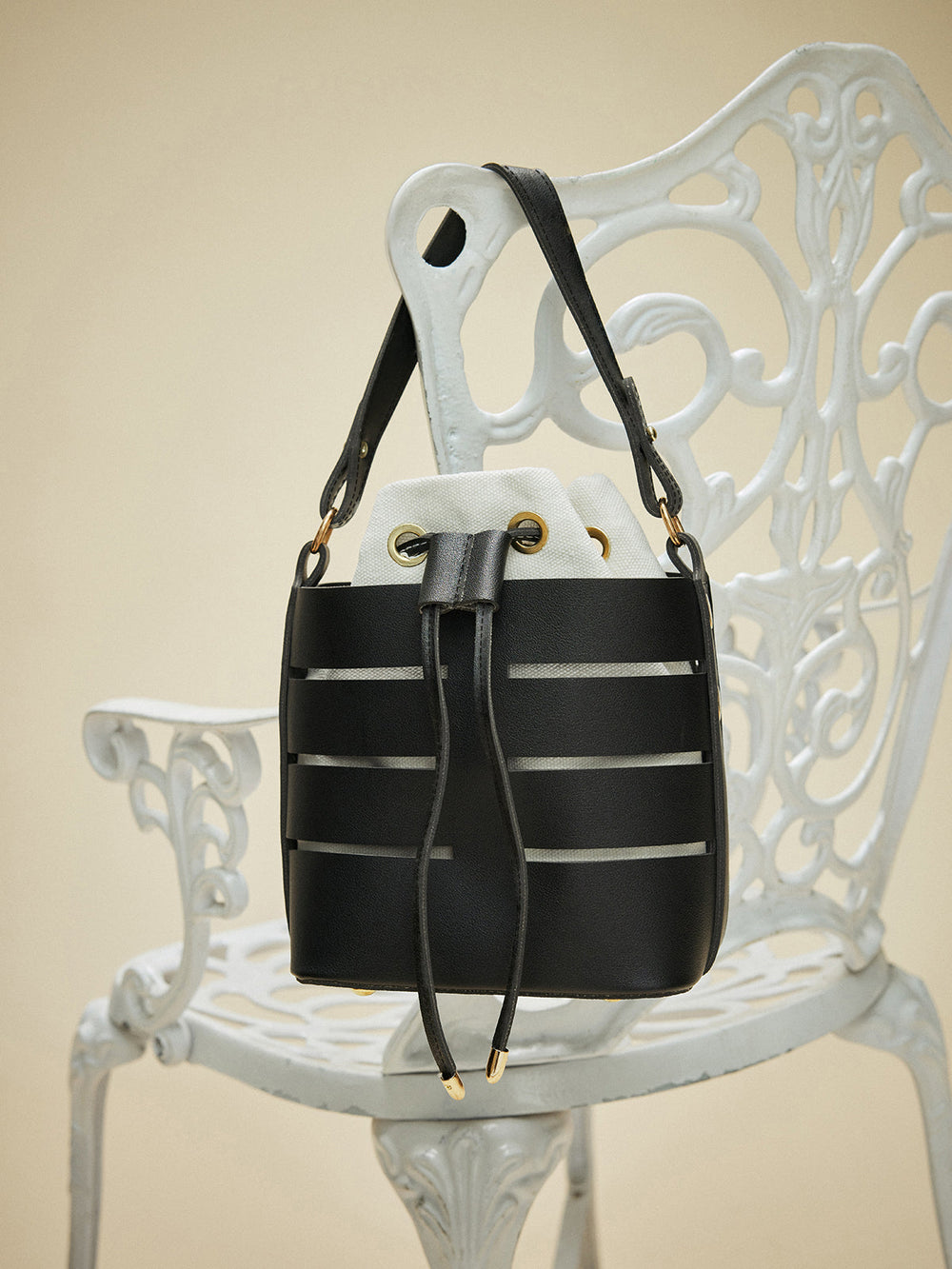 Bucket Bag mit Kordelzug und Riemendetails