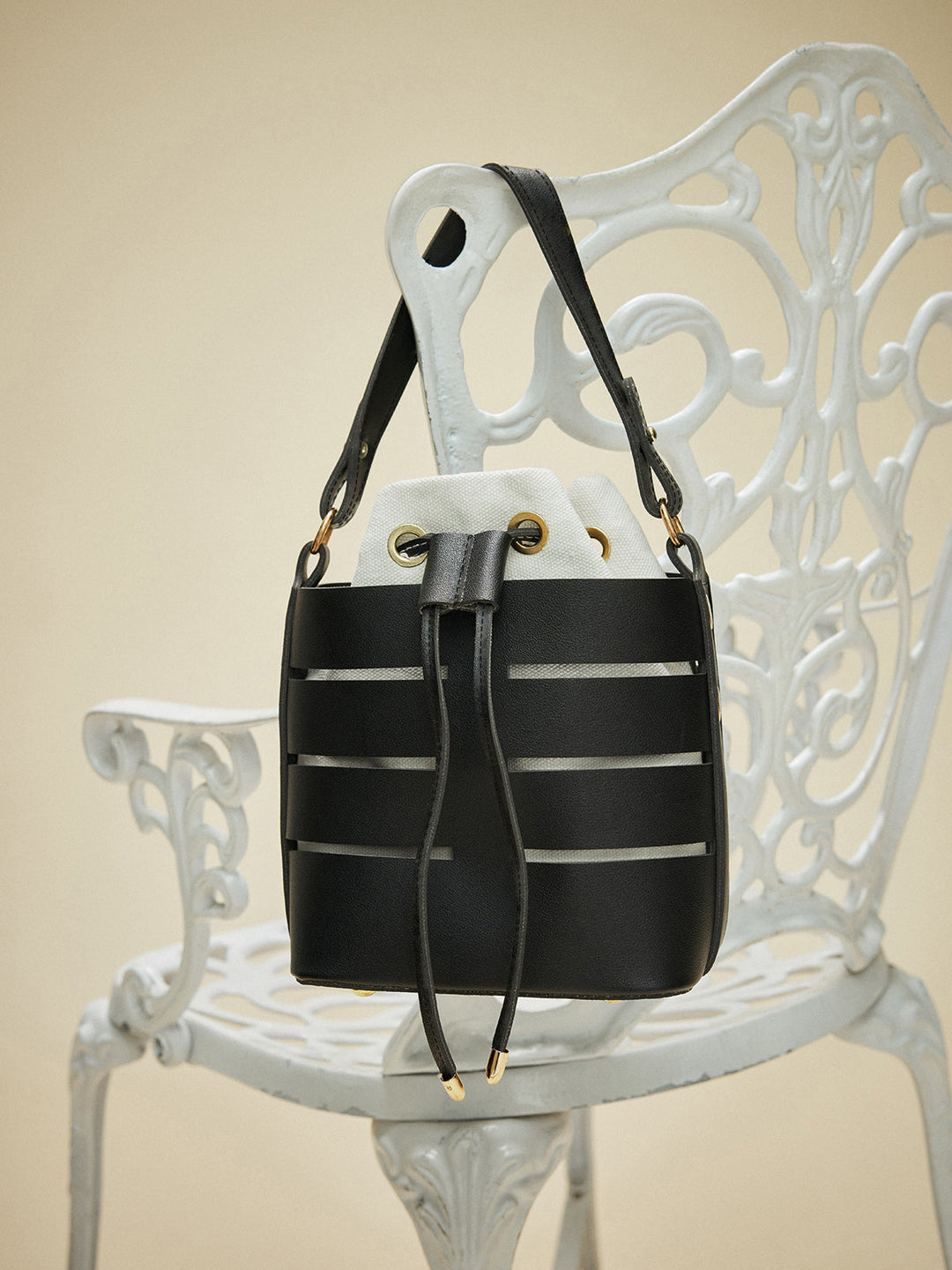 Bucket Bag mit Kordelzug und Riemendetails