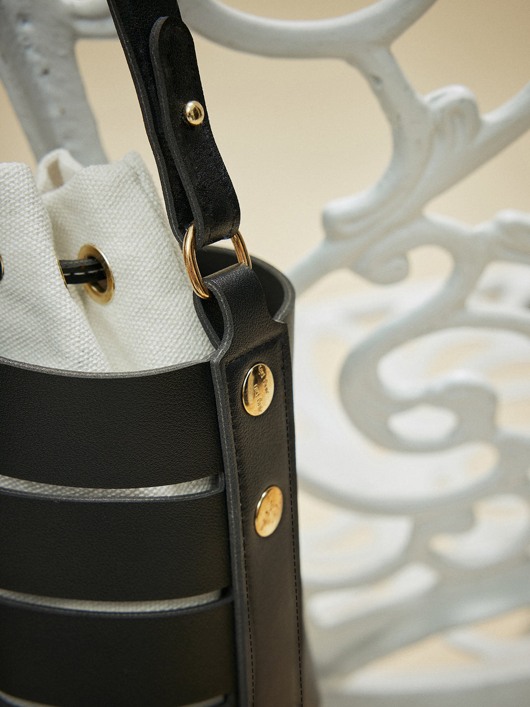 Bucket Bag mit Kordelzug und Riemendetails