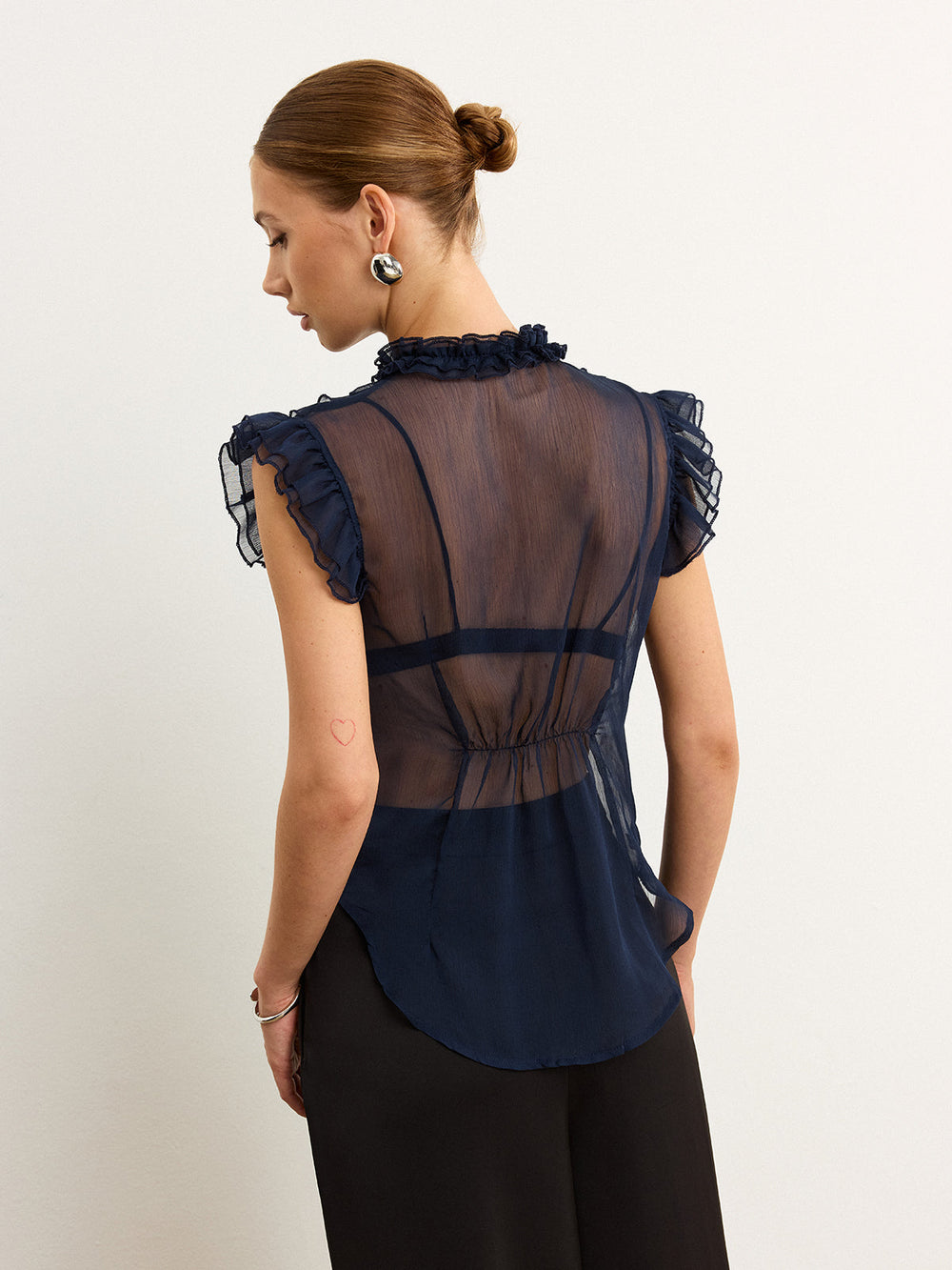 Halbtransparente Bluse mit Rüschen