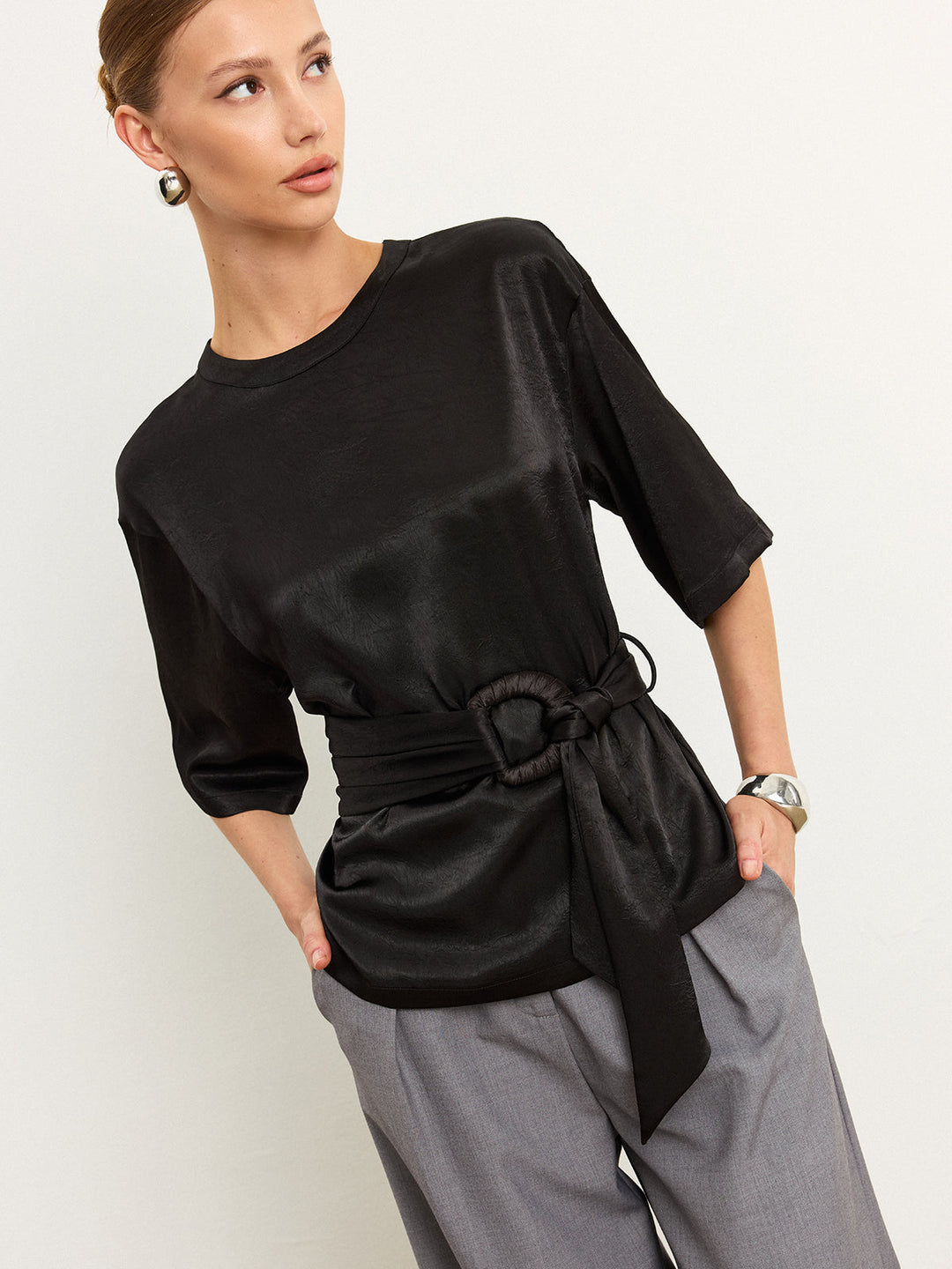 Gürtel-T-Shirt aus Satin