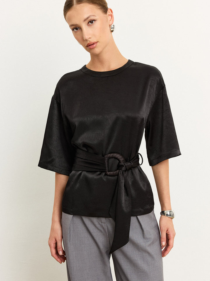Gürtel-T-Shirt aus Satin