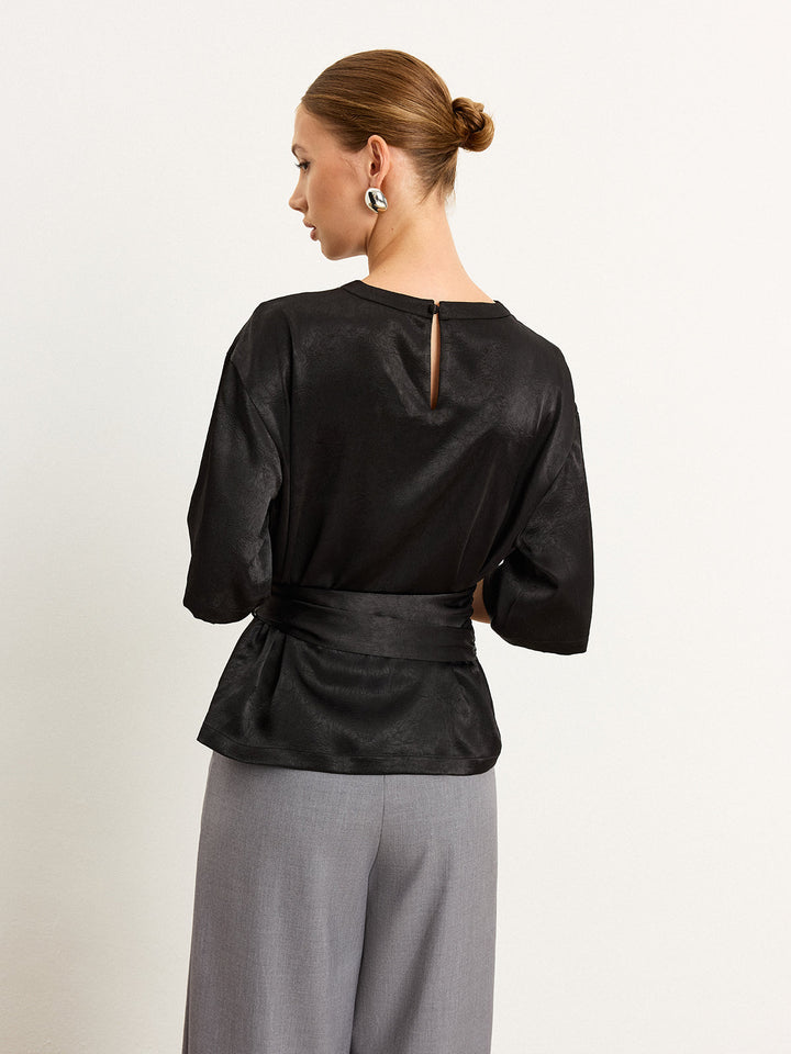 Gürtel-T-Shirt aus Satin