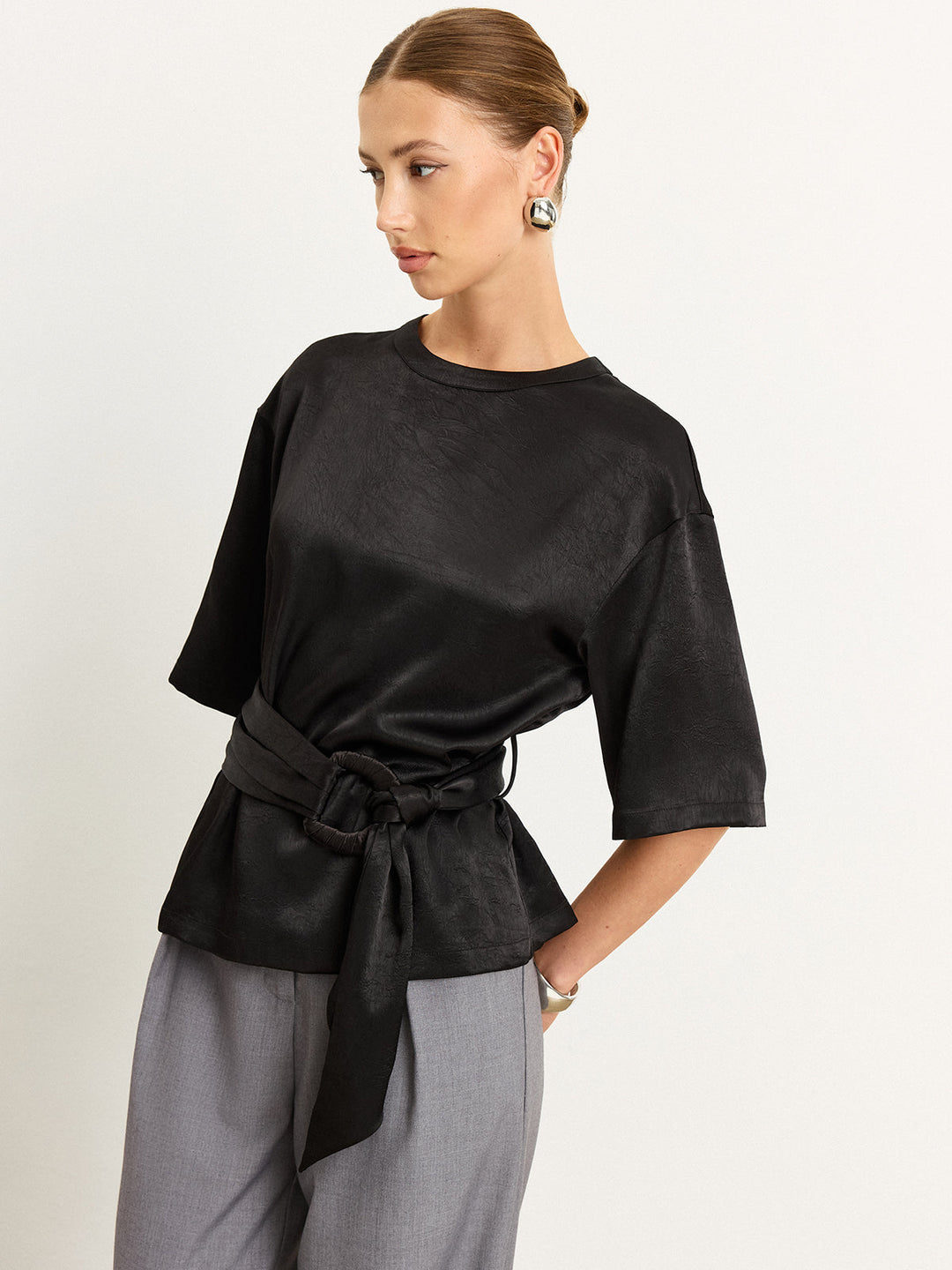Gürtel-T-Shirt aus Satin