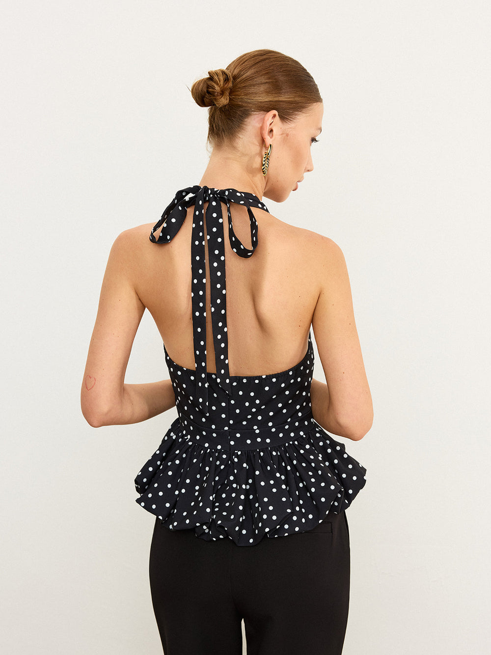 Gepunktetes Neckholder-Oberteil mit Schößchen