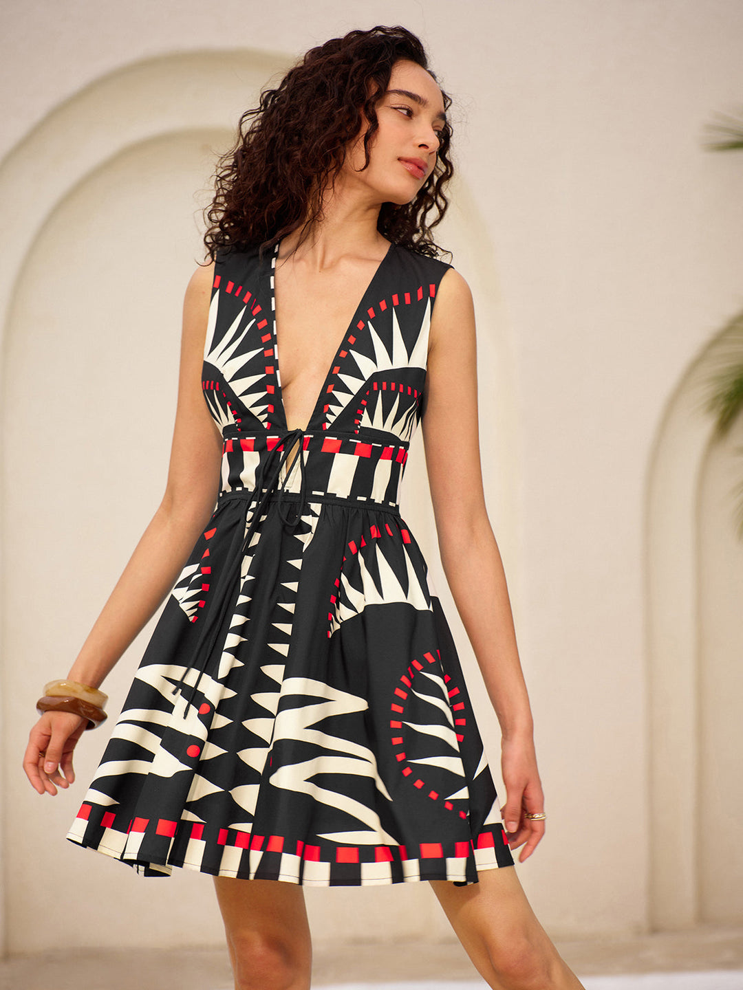 Geometrisches Grafik-Kleid mit V-Ausschnitt, Bindegürtel und Reißverschluss