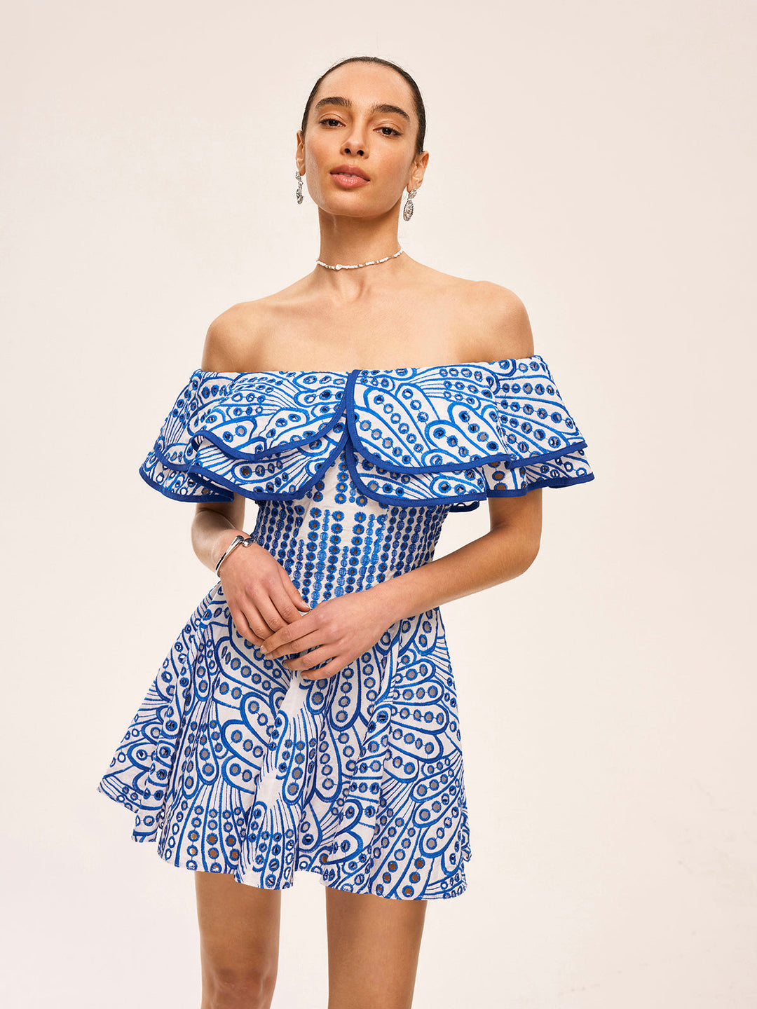 Halbtransparente Rüschen-Kleid mit Carmen-Ausschnitt