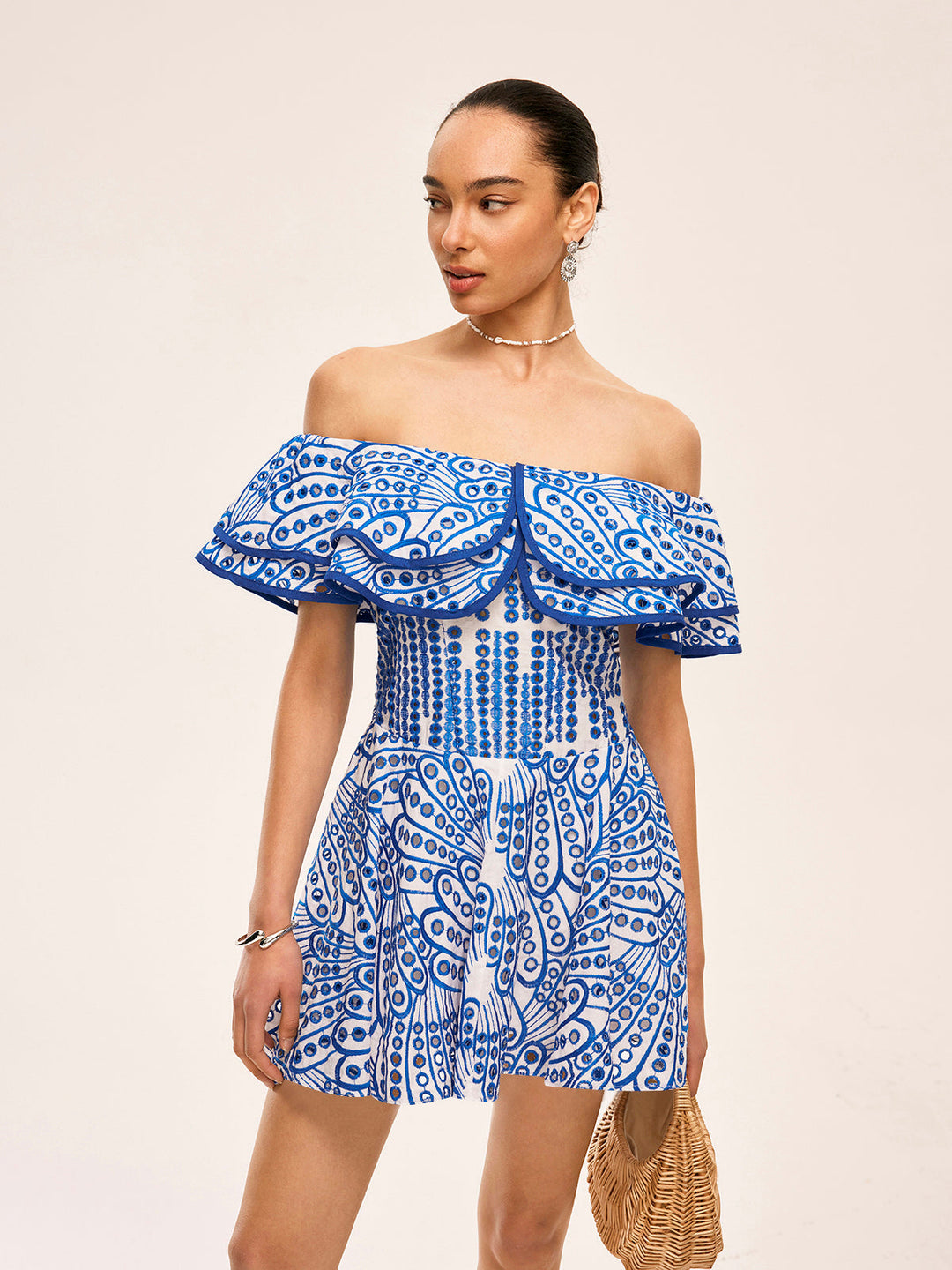 Halbtransparente Rüschen-Kleid mit Carmen-Ausschnitt