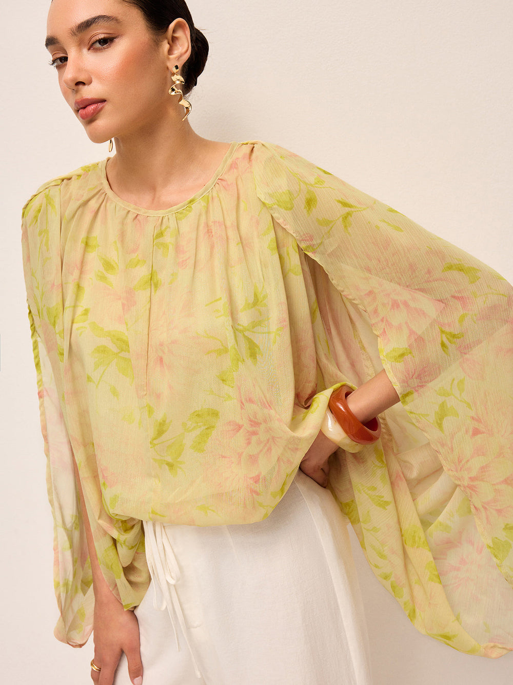 Halbtransparente Chiffon-Bluse mit fließenden Ärmeln und Blumenmuster