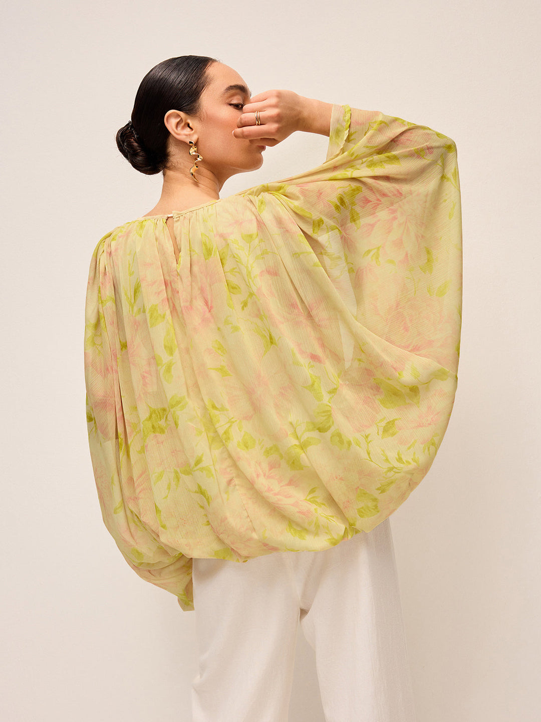 Halbtransparente Chiffon-Bluse mit fließenden Ärmeln und Blumenmuster