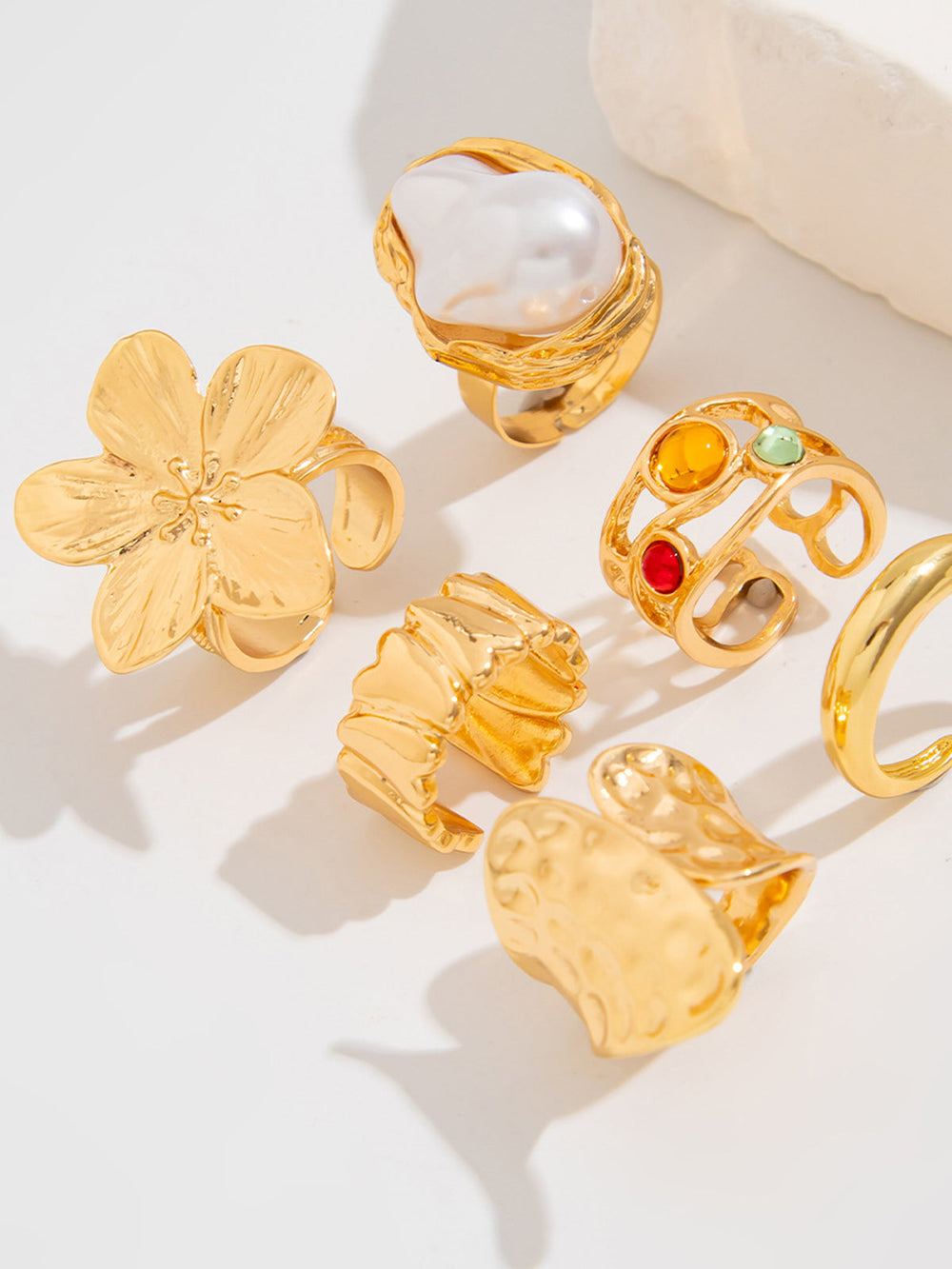 Sechsünfziger Ring-Set mit Perlen- und Blumenakzenten
