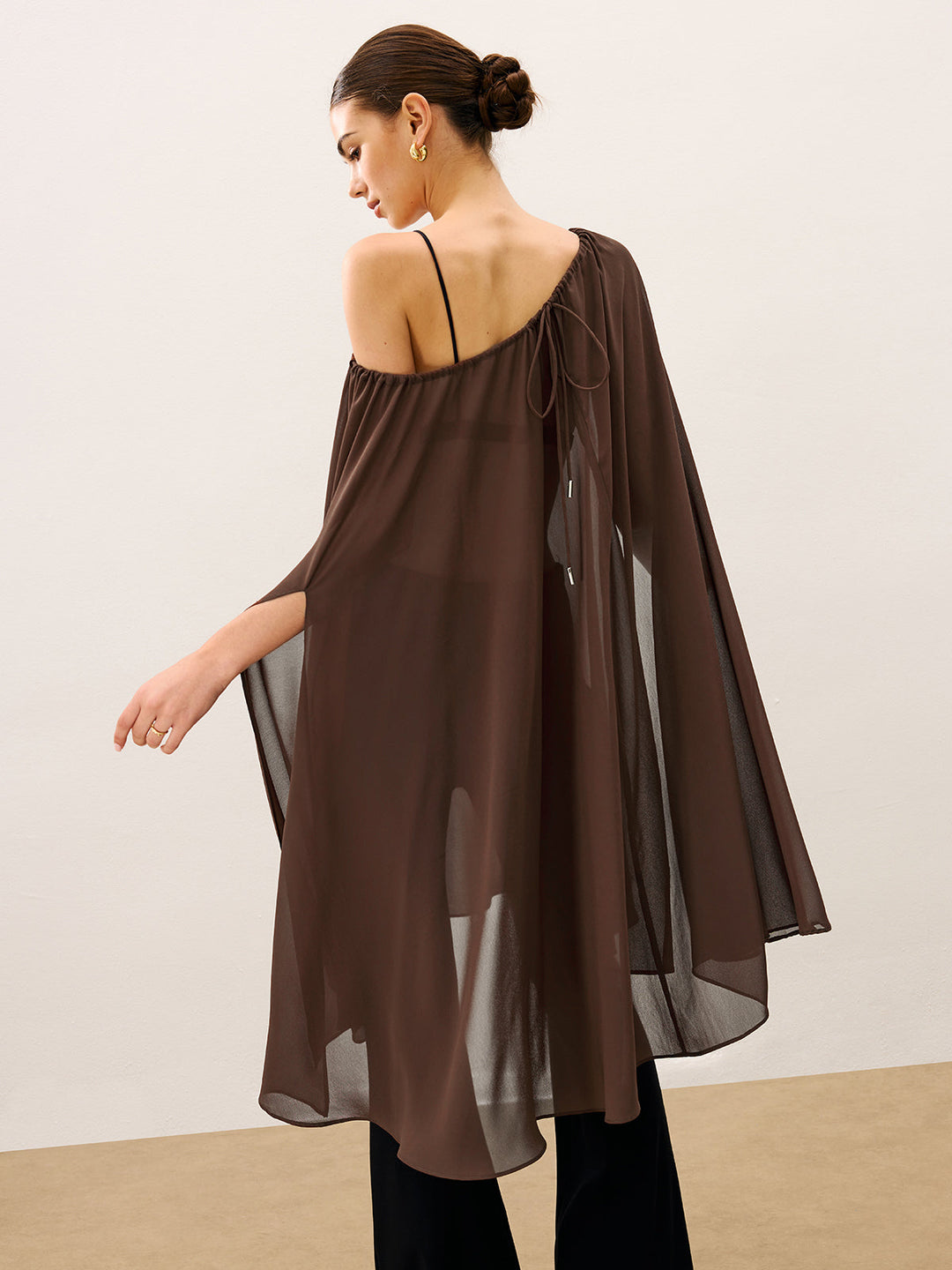 Cape-Stil Halbtransparente Chiffonbluse mit Bindedetail