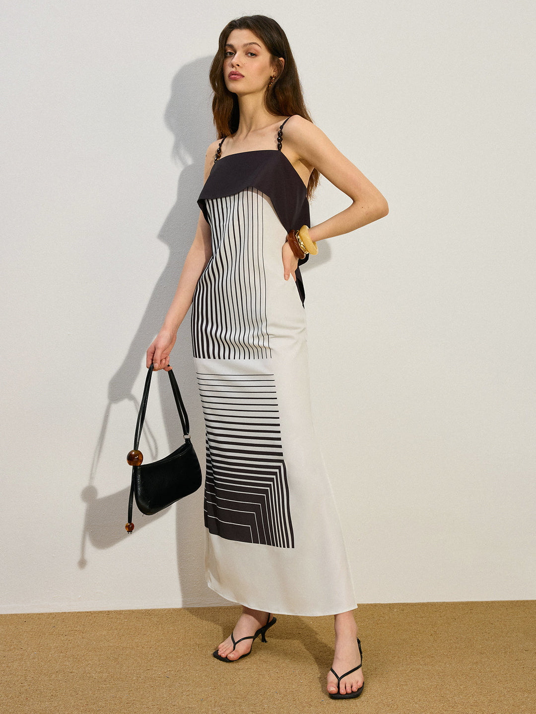 Gestreiftes Maxikleid mit seitlichem Schlitz