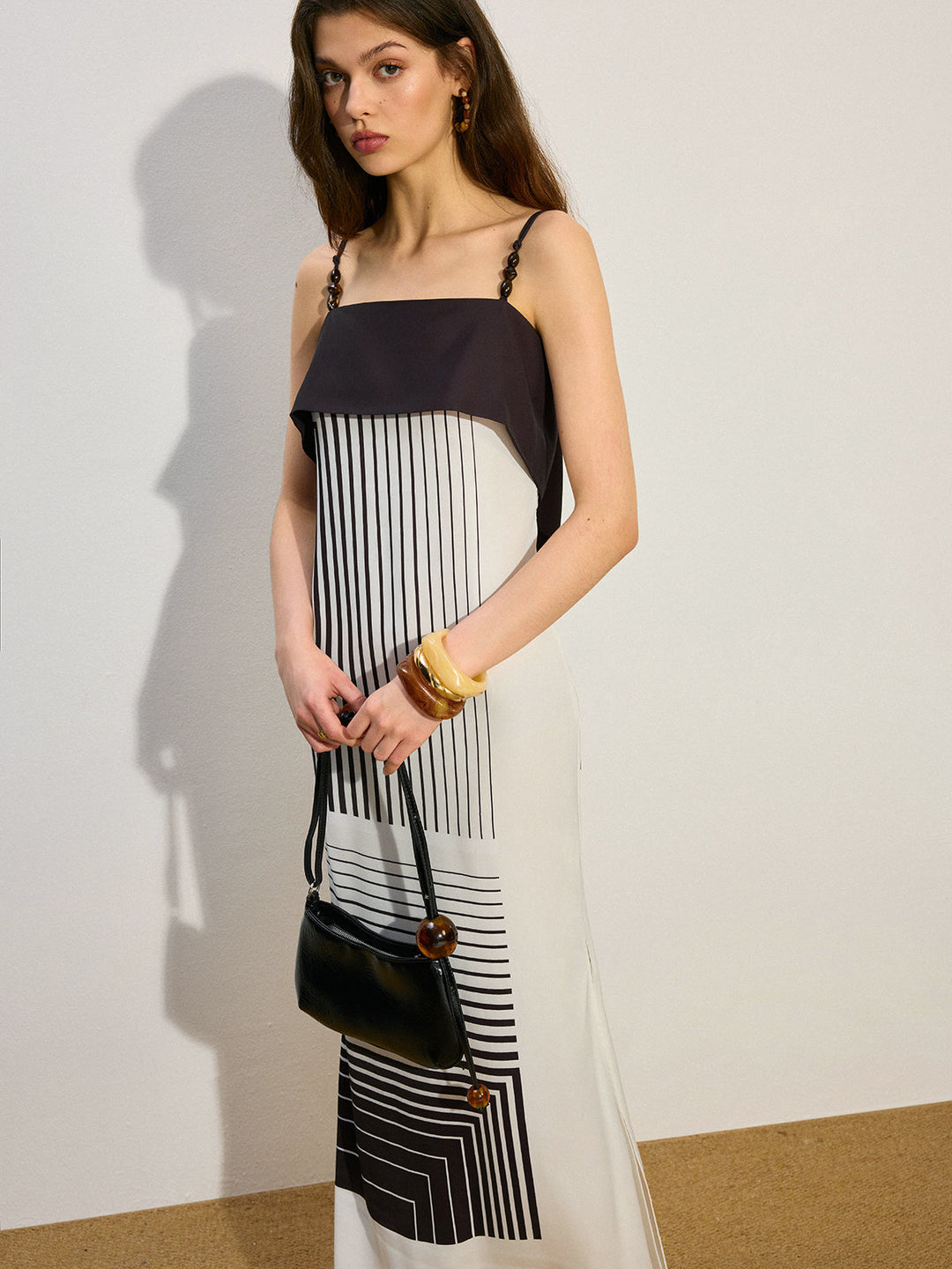 Gestreiftes Maxikleid mit seitlichem Schlitz