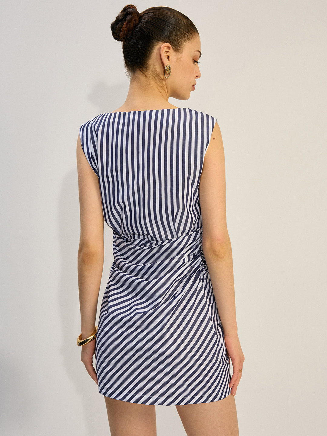Gestreiftes gerafftes Minikleid