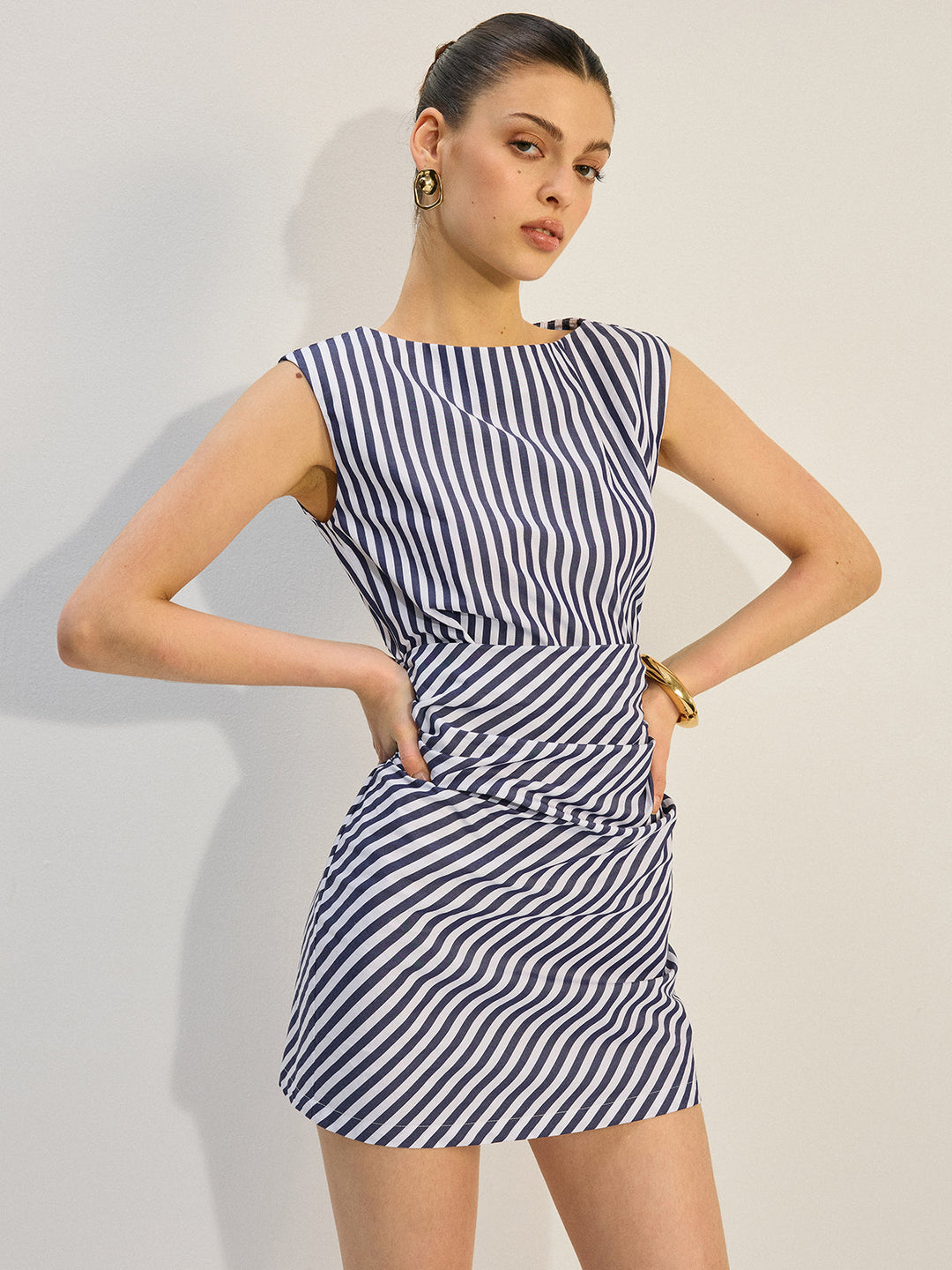 Gestreiftes gerafftes Minikleid